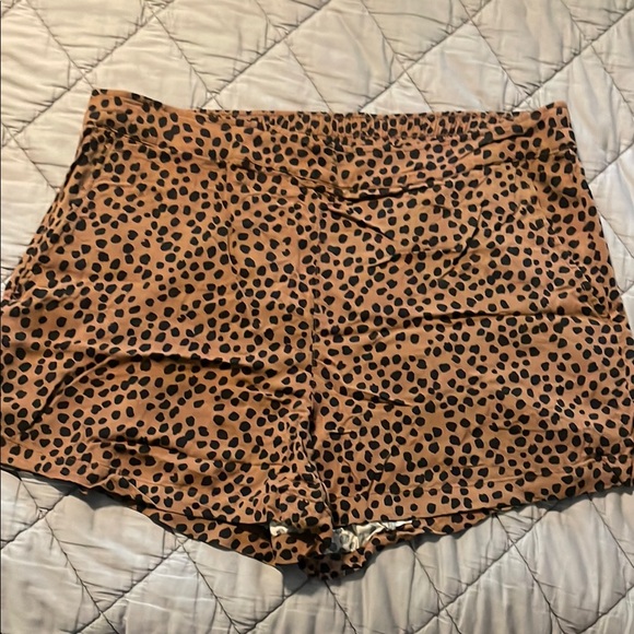 Old Navy Pants - Old Navy Leopard Print Pull-on Shorts 🐆